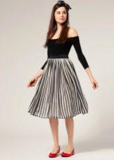 Light skirt below the knee