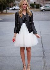 A layered white skirt combined with a black jacket and red stilettos