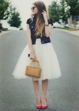 A multi-layered skirt combined with a denim jacket