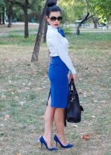A blue pencil skirt combined with a white shirt