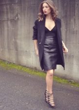 Solemn image with a pencil skirt and high waist