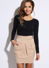 Short pencil skirt