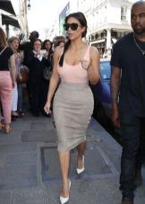 Pencil skirt combined with a T-shirt