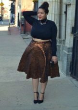 Half-skirt below the knee for full