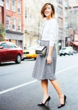 Skirt below the knee with a short sweatshirt