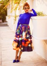 A bright skirt below the knee in combination with a purple blouse