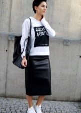 A skirt below the knee in combination with sneakers