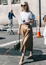 A skirt below the knee in combination with sandals