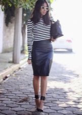 Plain pencil skirt below the knee in combination with a striped heel