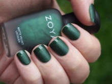 Emerald manicure under an emerald dress