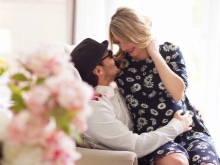 Focení těhotné ženy ve fotoateliéru