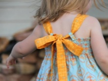 Tying straps on a dress for a girl