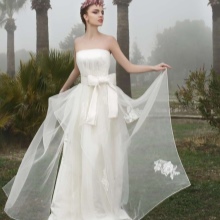 Wedding dress with a removable skirt