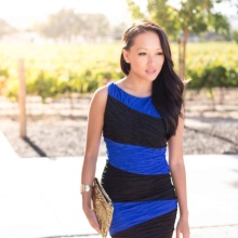 Robe bleue et noire asymétrique