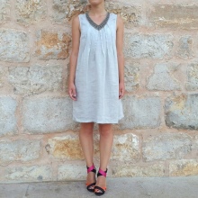 Contrasting color sandals to a linen light dress