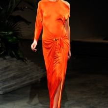 Epäsymmetrinen pitkä olkapäämekko viskoosista ja polyesteristä