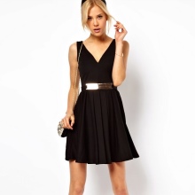 Dress with a V-neck and a metal belt as an accent for the Pear figure (triangle)