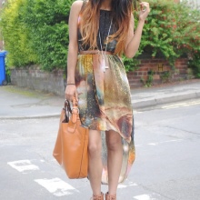 Jewelery and accessories for a dress with a high waist