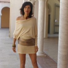 Kurzes beige gestricktes Fledermauskleid