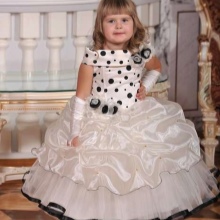 Graduation dress in kindergarten beige