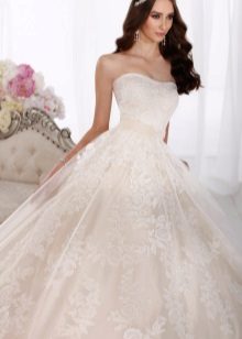 Puffy wedding dress