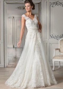 Elegante abito da sposa senza spalline