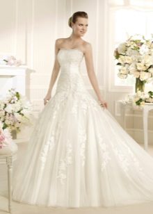 Puffy wedding dress with lace
