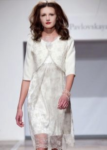 Vestit de núvia curt d’encaix amb bolero