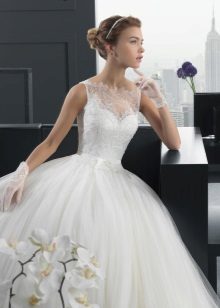 A magnificent wedding dress and short gloves
