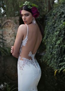 Cutout on a wedding dress below the waist