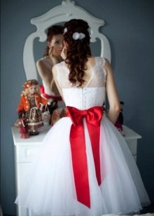 Red bow to a short wedding dress