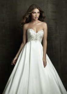 Moteriška vestuvinė suknelė be peties
