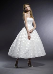 Short, puffy wedding dress in the style of the 60s