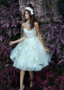 Accessories for a short puffy wedding dress
