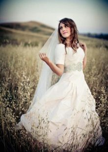 Sleeveless wedding dress