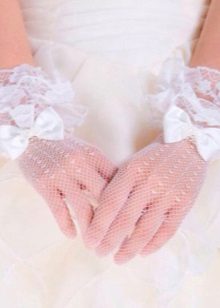 Wedding gloves for a summer wedding dress