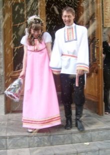 Vestido de noiva com manga uma pequena lâmpada