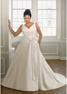 A-line wedding dress for a full bride