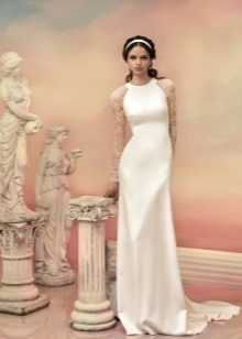 Closed wedding dress with lace sleeves