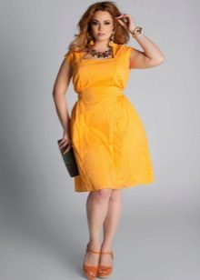Yellow dress for a full evening