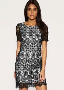 Short dress with sleeves crocheted from the catwalk