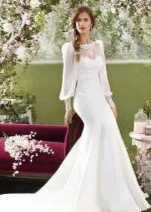 Retro style wedding dress with sleeves