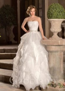 A magnificent wedding dress from the collection of Roman vacation by Gabbiano