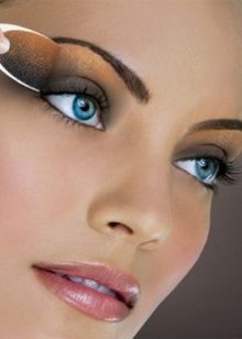 Trucco sotto un vestito marrone blu