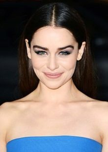 Trucco sotto un abito da sposa blu