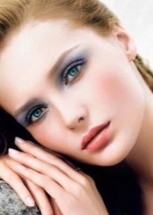 Trucco sotto un vestito blu