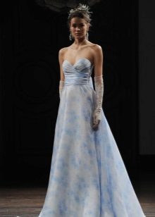 Abito da sposa con macchie blu