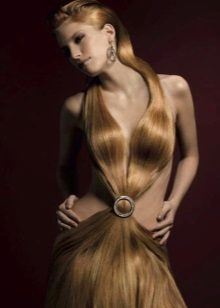 Derin yakalı saçtan gece elbisesi