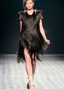 Saçtan kısa siyah gece elbisesi