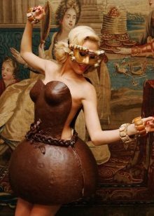 Kısa çikolatalı gece elbisesi